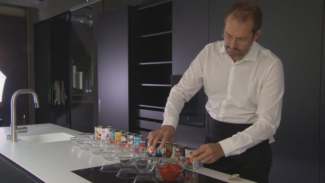 Pelati werden aus der Dose genommen. Pelati werden aus der Dose genommen.