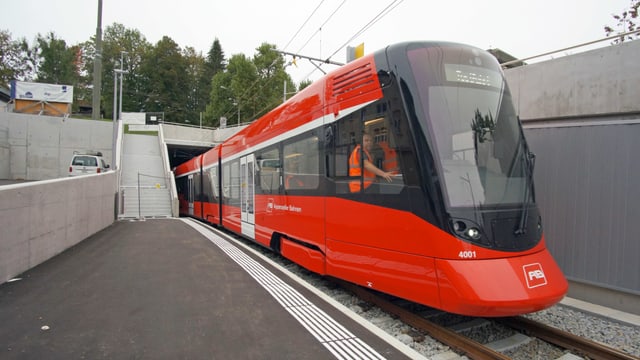 Zug fährt aus Tunnel Zug fährt aus Tunnel