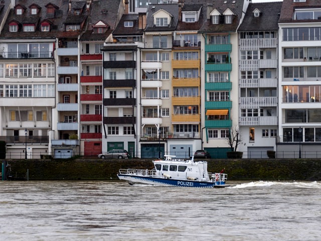 In Basel wird der Rhein engmaschig überwacht. Die Polizei patrouilliert.