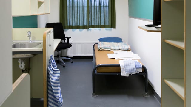 Zelle, Handtücher auf dem schmalen Bett Zelle, Handtücher auf dem schmalen Bett