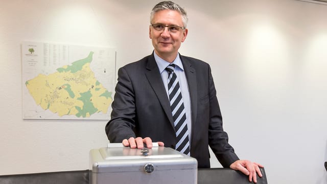 Glarner im Gemeindehaus bei der Wahlurne Glarner im Gemeindehaus bei der Wahlurne