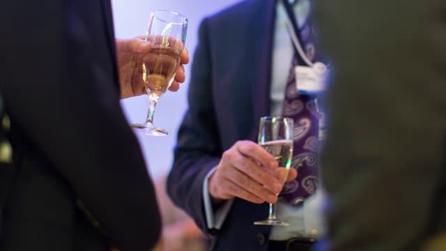 Männer mit Champagnergläsern Männer mit Champagnergläsern