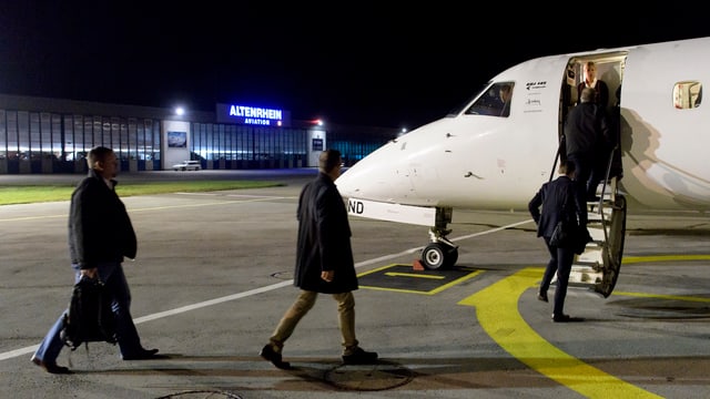Passagiere auf dem Flugplatz Altenrhein Passagiere auf dem Flugplatz Altenrhein