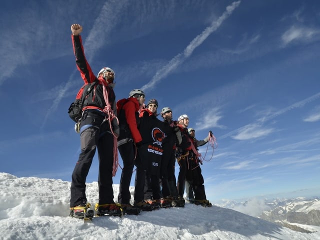 Mehrere Männer auf einem Berg Mehrere Männer auf einem Berg