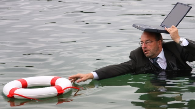 Mann im Wasser mit Schwimmring Mann im Wasser mit Schwimmring