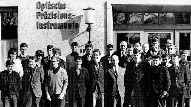 junge Lehrlinge vor dem Firmengebäude junge Lehrlinge vor dem Firmengebäude