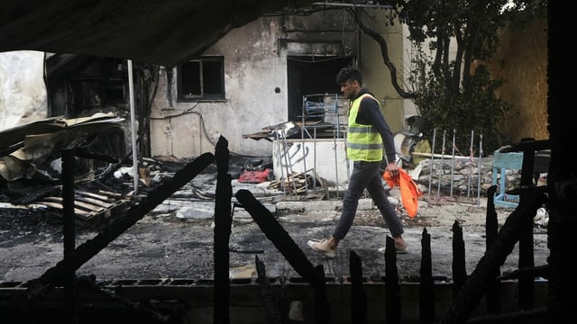 Ein Auffanglager auf Lesbos wurde in Brand gesetzt. Ein Auffanglager auf Lesbos wurde in Brand gesetzt.
