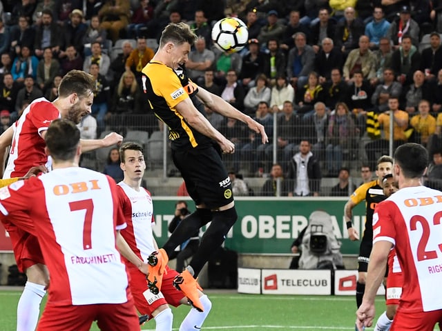 Christian Fassnacht mit einem Kopfball
