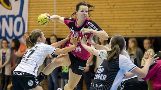 Kerstin Kündig und Tamara Bösch von LC Bruehl wollen den Sprungwurf von Ivana Ljubas von den Spono Eagles beim Sprungwurf blocken. Kerstin Kündig und Tamara Bösch von LC Bruehl wollen den Sprungwurf von Ivana Ljubas von den Spono Eagles beim Sprungwurf blocken.