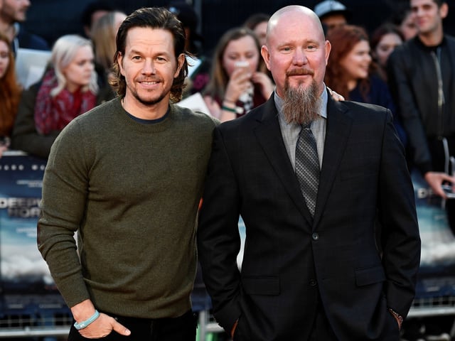Mark Wahlberg und der echte Mike Williams posieren gemeinsam auf Foto Mark Wahlberg und der echte Mike Williams posieren gemeinsam auf Foto