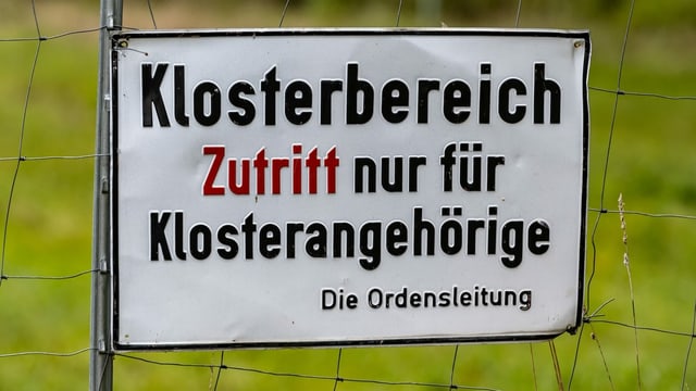 Schild mit Aufschrift: Zutritt nur für Klosterangehörige Schild mit Aufschrift: Zutritt nur für Klosterangehörige