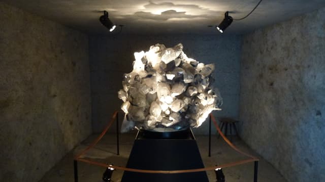 Il cristal gigantic dal Piz Regina, exponì en il tschaler da la Casa d'Angel. Il cristal gigantic dal Piz Regina, exponì en il tschaler da la Casa d'Angel.