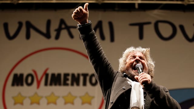 Beppe Grillo spricht von der Tribüne zu seinen Anhängern Beppe Grillo spricht von der Tribüne zu seinen Anhängern