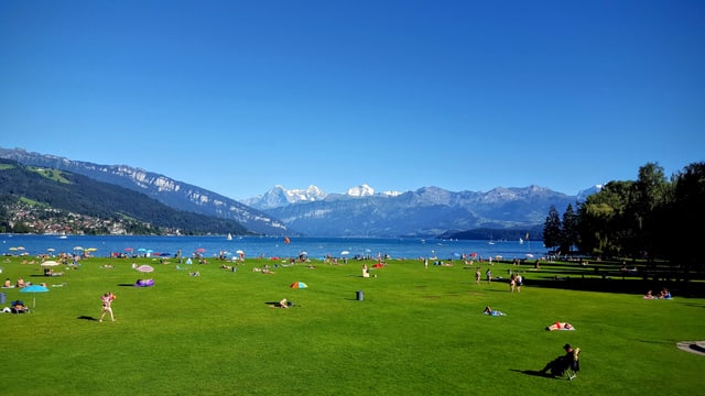 Freibad am Thunersee. Darüber blauer, wolkenloser Himmel. Freibad am Thunersee. Darüber blauer, wolkenloser Himmel.