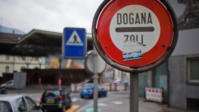 Ein Zollschild mit der Aufschrift Dogana / Zoll. Ein Zollschild mit der Aufschrift Dogana / Zoll.