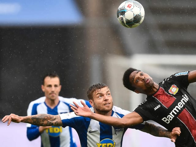Leverkusens Wendell (r.) beim Zweikampf mit Alexander Esswein von Hertha BSC.