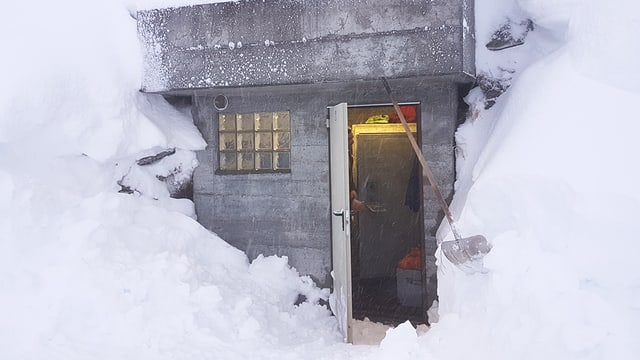 Betonwand im Schnee. Betonwand im Schnee.