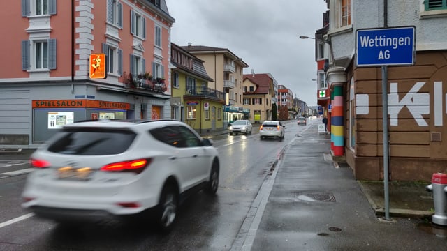 Ein Auto auf einer Strasse Ein Auto auf einer Strasse