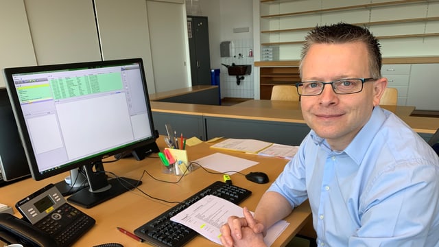 Dani Meili von der Kantonspolizei Thurgau im Büro des Polizeipostens in Egnach. Dani Meili von der Kantonspolizei Thurgau im Büro des Polizeipostens in Egnach.