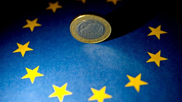Ein Euro auf der Europäischen Flagge. Ein Euro auf der Europäischen Flagge.