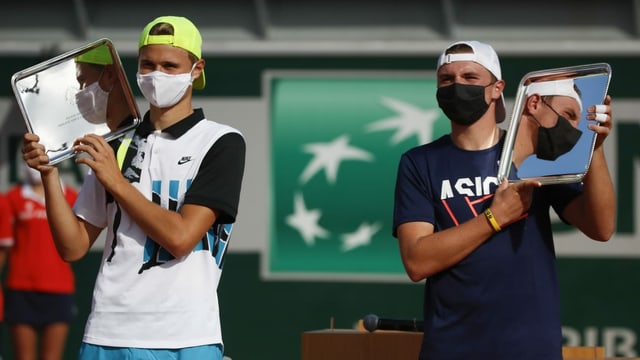 Dominic Stricker (dretg) e ses collega Leandro Riedi che han cumbattì a Paris per il Grand-Slam dals juniors. Dominic Stricker (dretg) e ses collega Leandro Riedi che han cumbattì a Paris per il Grand-Slam dals juniors.