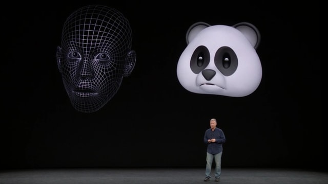 Apple-Manager Phil Schiller bei der Vorstellung der neuen Animojis. Apple-Manager Phil Schiller bei der Vorstellung der neuen Animojis.