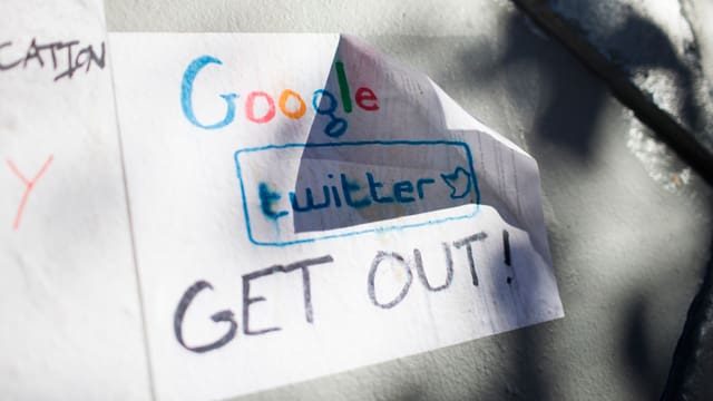 Handgeschriebenes Plakat, das Google und Twitter zum Gehen auffordert. Handgeschriebenes Plakat, das Google und Twitter zum Gehen auffordert.