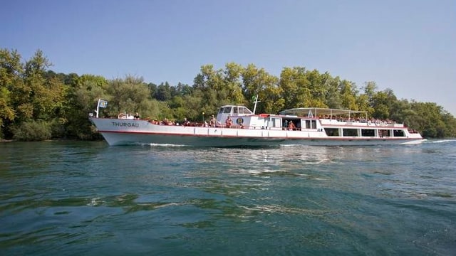 Ein Passagierschiff auf dem Rhein