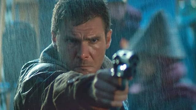 Filmszene: Ein Mann zielt mit einer Pistole auf ein nicht sichtbares Ziel Filmszene: Ein Mann zielt mit einer Pistole auf ein nicht sichtbares Ziel
