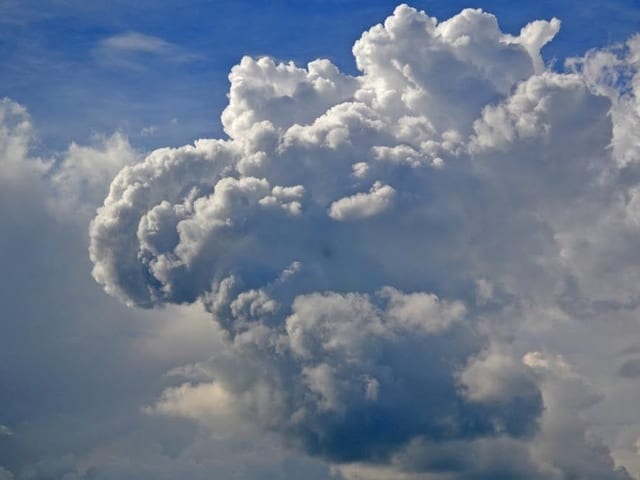 Eine Gewitterwolke wächst empor. Eine Gewitterwolke wächst empor.