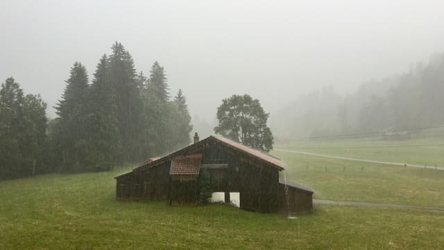 Am Dienstag goss es, wie hier in Gstaad, in strömen. Am Dienstag goss es, wie hier in Gstaad, in strömen.