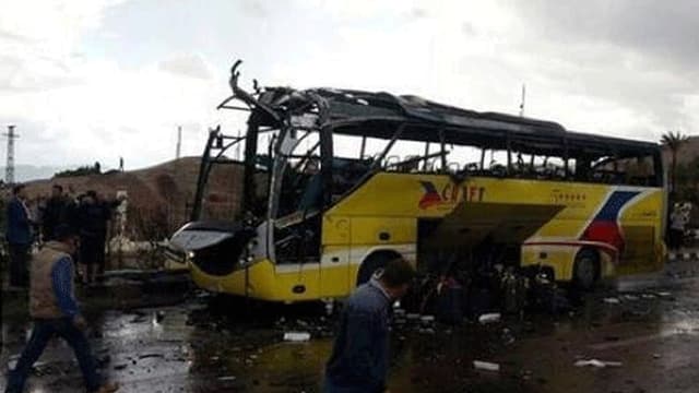 Der zerstörte Bus. Der zerstörte Bus.