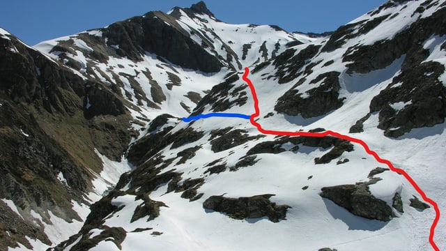 Vista davent da la chamona dal Terri. Cotschen: senda existenta. Blau: part nova da la senda. La punt vegn davos il mut. Vista davent da la chamona dal Terri. Cotschen: senda existenta. Blau: part nova da la senda. La punt vegn davos il mut.