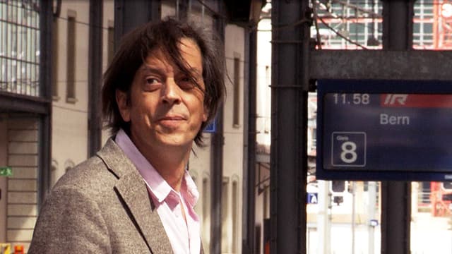 Pedro Lenz steht am Bahnhof Olten. Pedro Lenz steht am Bahnhof Olten.