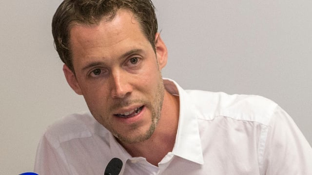 Andreas Daurù an einer Pressekonferenz Andreas Daurù an einer Pressekonferenz