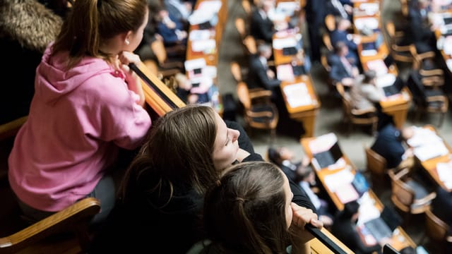Drei junge Frauen auf der Zuschauertribüne im Nationalratssaal