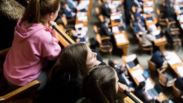 Drei junge Frauen auf der Zuschauertribüne im Nationalratssaal Drei junge Frauen auf der Zuschauertribüne im Nationalratssaal