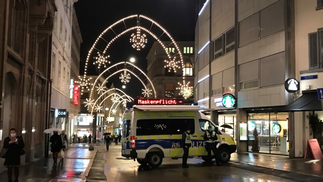 Polizei-Auto mit Aufforderung, Maske zu tragen. Polizei-Auto mit Aufforderung, Maske zu tragen.