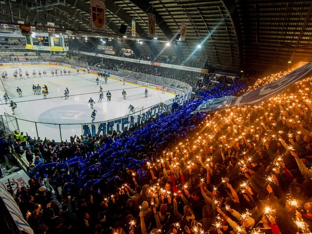 Tausende Wunderkerzen in Ambri beim derby gegen Lugano.