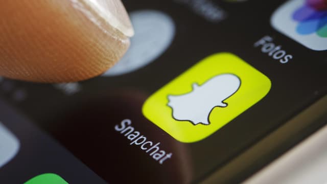Ein Finger zeigt auf das Snapchat-Icon auf einem Smartphone.