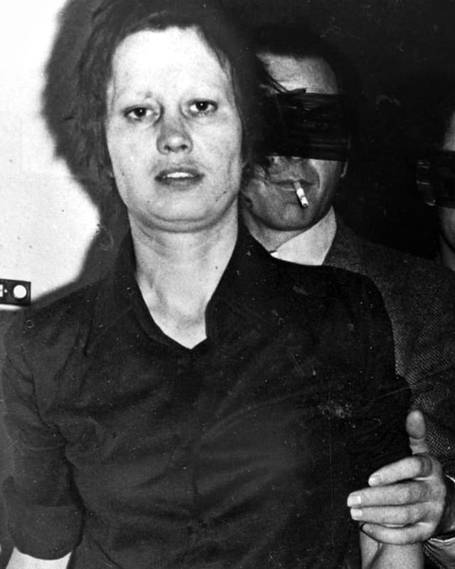 Eine Frau wird von einem Mann geführt. Eine Frau wird von einem Mann geführt.