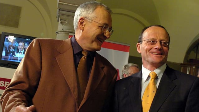 Elmar Ledergerber und Gerold Lauber stehen nebeinander und lachen Elmar Ledergerber und Gerold Lauber stehen nebeinander und lachen