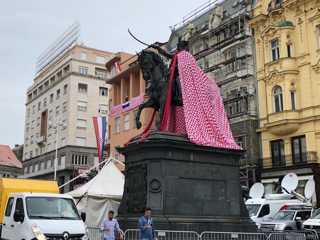 Reiter-Statue mit Umhang.