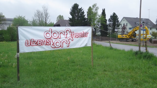 Werbebanner für das Dorftheater Utzenstorf am Strassenrand. Werbebanner für das Dorftheater Utzenstorf am Strassenrand.