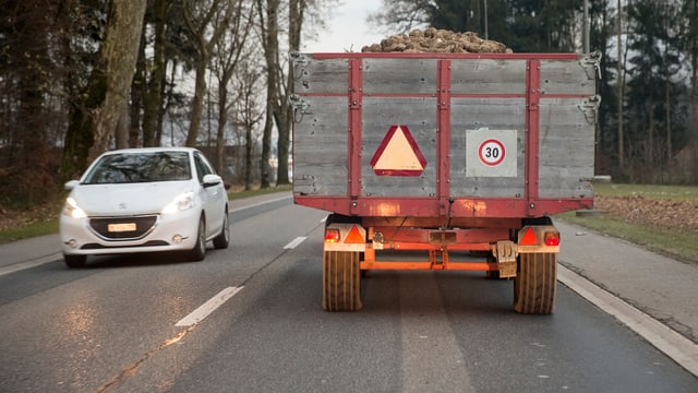 Traktor mit Anhänger, gefüllt mit Zuckerrüben. Traktor mit Anhänger, gefüllt mit Zuckerrüben.