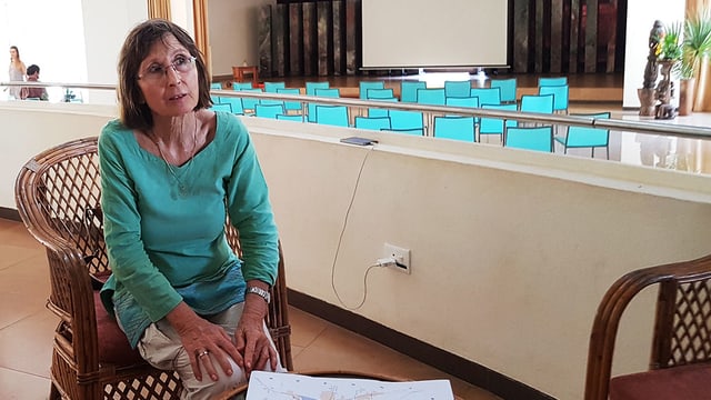 Eine Frau sitzt in einem Konferenzraum. Eine Frau sitzt in einem Konferenzraum.