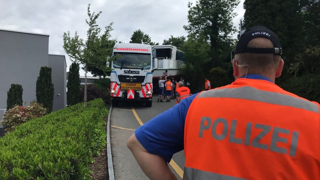 Polizist beobachtet Schiff-Transport. Polizist beobachtet Schiff-Transport.