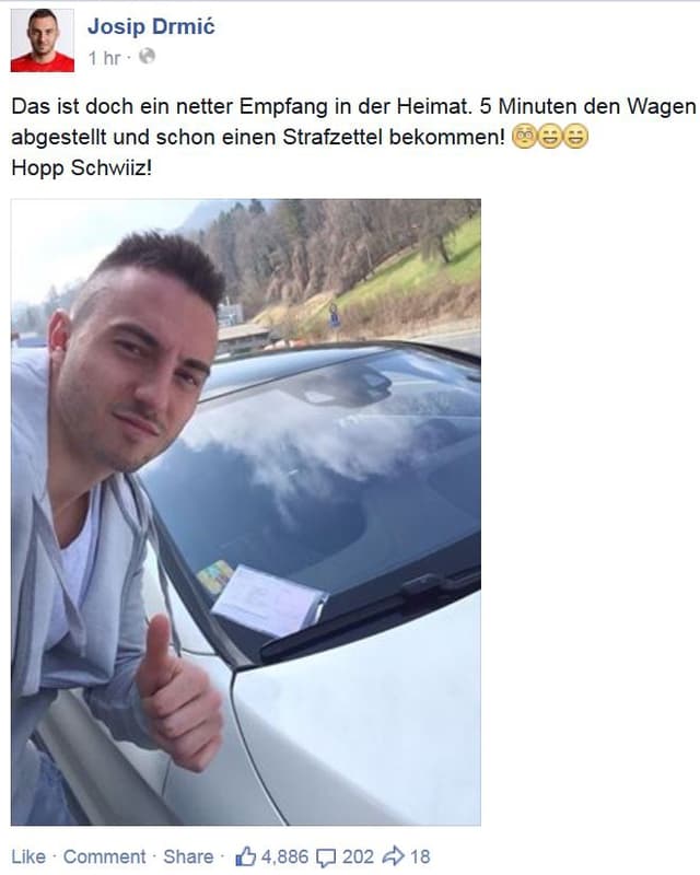 Josip Drmic - vor seiner Windschutzscheibe mit Parkbusse - hält den Daumen in die Höhe. Josip Drmic - vor seiner Windschutzscheibe mit Parkbusse - hält den Daumen in die Höhe.