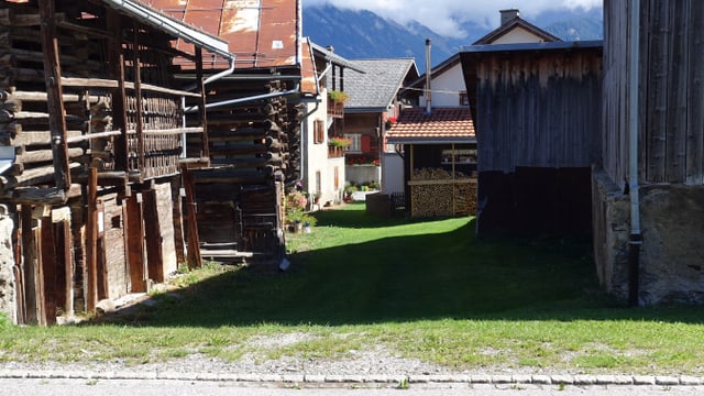 Blick zwischen die Häuser in Vella. Auf dem Boden Gras statt Asphalt. Blick zwischen die Häuser in Vella. Auf dem Boden Gras statt Asphalt.
