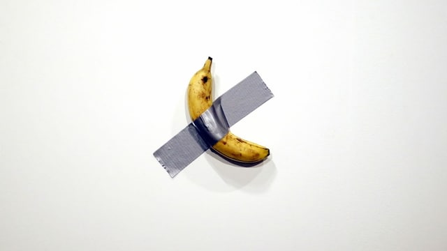Banane mit Klebeband an die Wand geheftet Banane mit Klebeband an die Wand geheftet